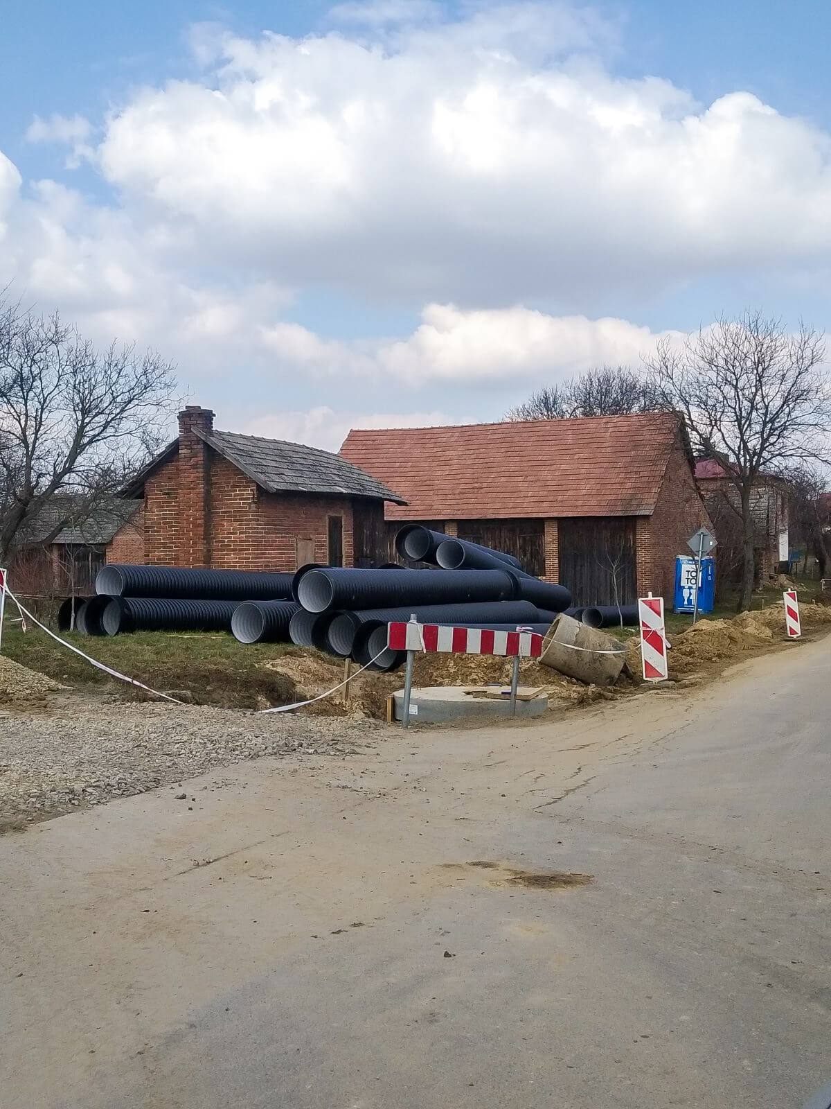 Dostawa materiałów kanalizacyjnych (rury, studnie, włazy) oraz materiałów brukarskich.