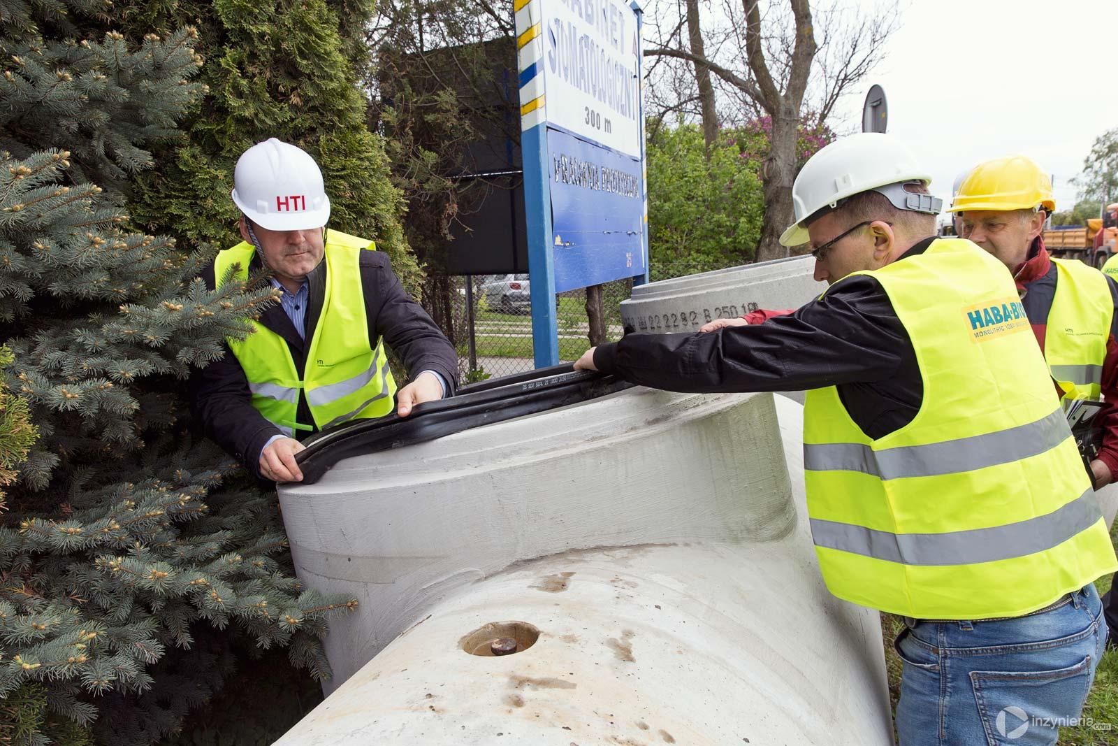 Zakładanie uszczelki na element betonowy