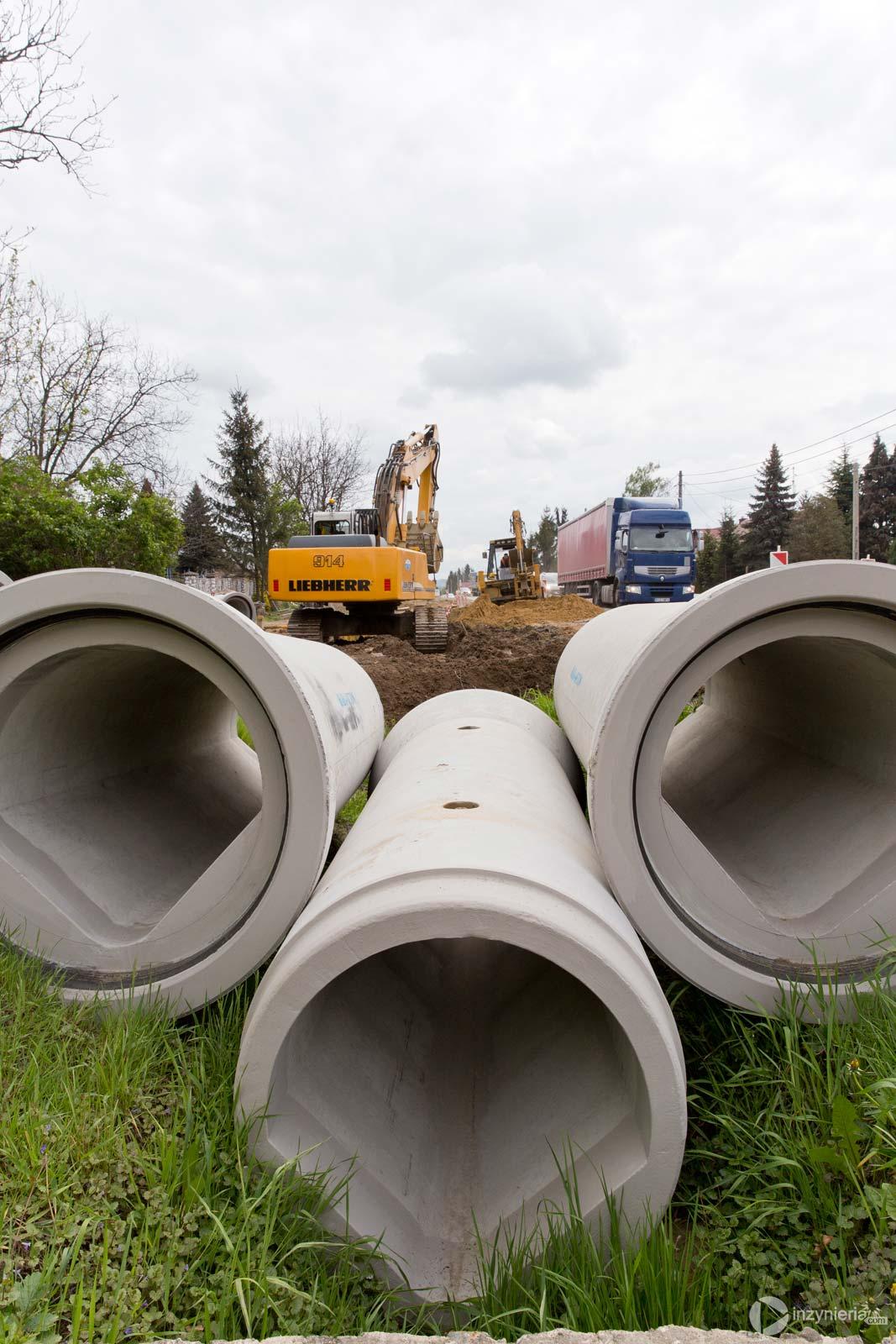 Betonowe kręgi poziomo na trawie